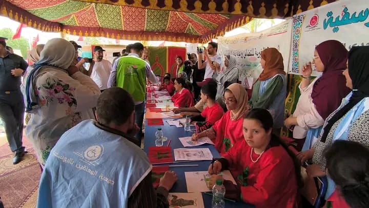 اليوسفية احتضنت يوماً تحسيسياً بالسلامة الطرقية وتوزع خوذات واقية على سائقي الدراجات