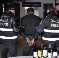 توقيف مواطن إفريقي بجليز للاشتباه في ترويجه المشروبات الكحولية دون ترخيص