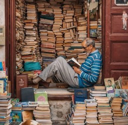 سوق الكتب بباب دكالة: أزمة مبيعات أم تراجع في الشغف بالقراءة؟