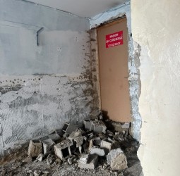 "جريو جهدكم والله هاد العمارة حتى نريبها عليكم".. جار بحي الازدهار بمراكش يُغرق إقامة سكنية في الفوضى