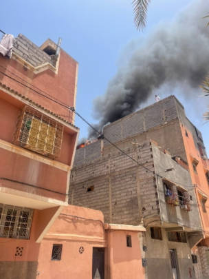 حريق مفاجئ يستنفر السلطات والمواطنين بحي "ديور المساكين" بمراكش، وتدخل الساكنة يحول دون كارثة