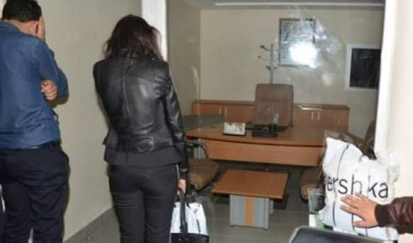 اعتقال موظفة تعليم وعشيقها بتهمة الخيانة الزوجية