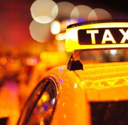 اعتقال سائق سيارة أجرة استولى على حقيبة "سبعيني" تحتوي على حوالي 7 مليون