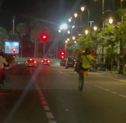 شارع عبد الكريم الخطابي بمراكش: هل تحوّل إلى حلبة مفتوحة للسرعة والاستعراض؟