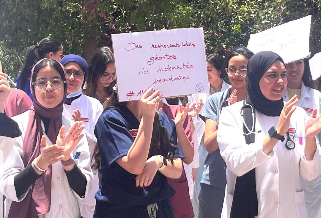 احتقان بمركز محمد السادس بمراكش... الأطباء الداخليون يصعدون احتجاجاً على تأخر أجورهم 6 أشهر