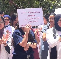 احتقان بمركز محمد السادس بمراكش... الأطباء الداخليون يصعدون احتجاجاً على تأخر أجورهم 6 أشهر