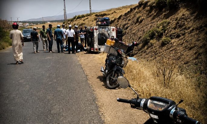 الحوز: تصادم عنيف بين "Land Rover" ودراجة "C90" ينتهي بانقلاب السيارة ومغادرة غامضة لركابها