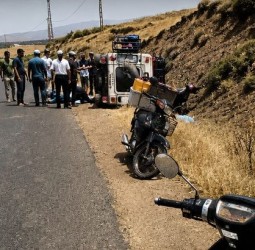الحوز: تصادم عنيف بين "Land Rover" ودراجة "C90" ينتهي بانقلاب السيارة ومغادرة غامضة لركابها