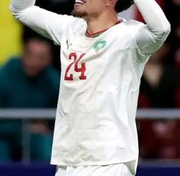 نائل العيناوي يرد على جدل تصريحات والده بصورة قديمة للعيناوي حاملاً علم المغرب