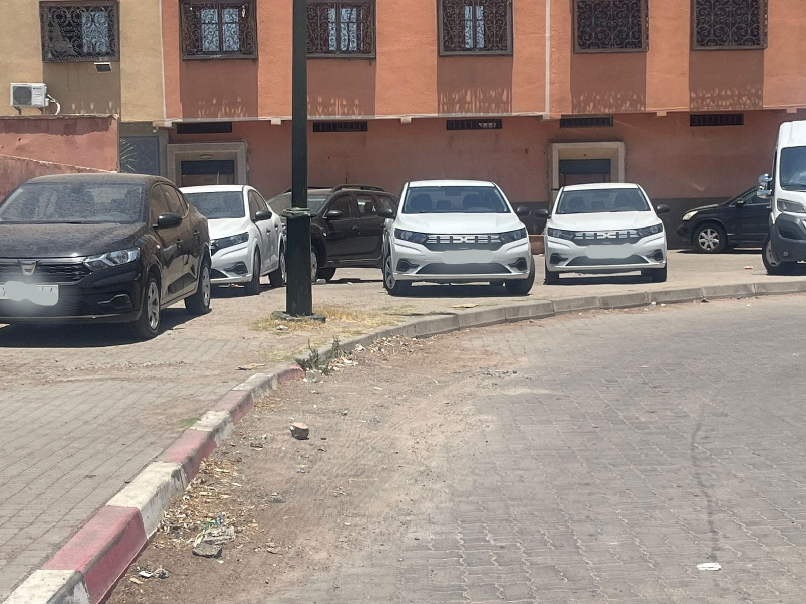 هل انتهى زمن "الفراشة" ليبدأ عهد احتلال الملك العمومي بأساطيل سيارات الكراء؟ مشاهد تثير الجدل ببوعكاز قرب مطار مراكش المنارة