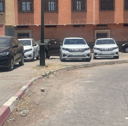 هل انتهى زمن "الفراشة" ليبدأ عهد احتلال الملك العمومي بأساطيل سيارات الكراء؟ مشاهد تثير الجدل بأكسجور قرب مطار مراكش المنارة
