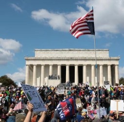 احتجاجات “لا ملوك” تجتاح الولايات المتحدة رفضا لسياسات ترامب