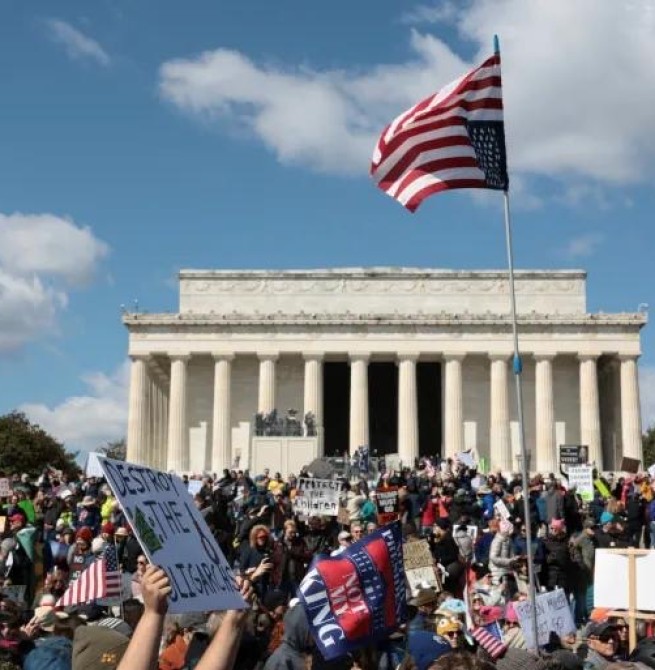 احتجاجات “لا ملوك” تجتاح الولايات المتحدة رفضا لسياسات ترامب