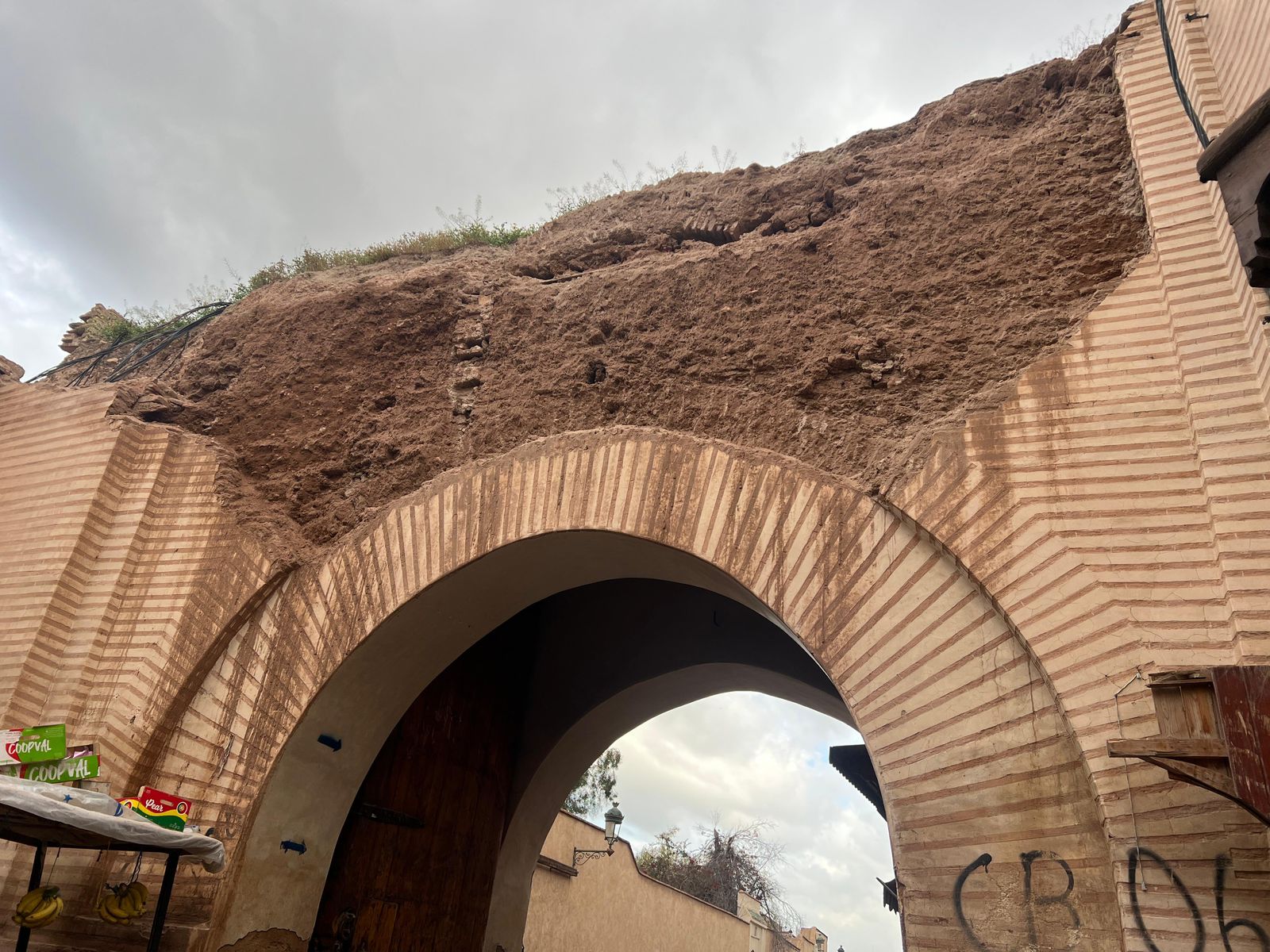 مراكش: تآكل "قوس باب تاغزوت" يطرح تساؤلات حول جودة الترميم