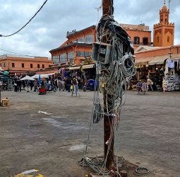 أعمدة خشبية بأسلاك مكشوفة.. غياب معايير السلامة في أشغال تهيئة جامع الفناء يثير غضب المراكشيين.