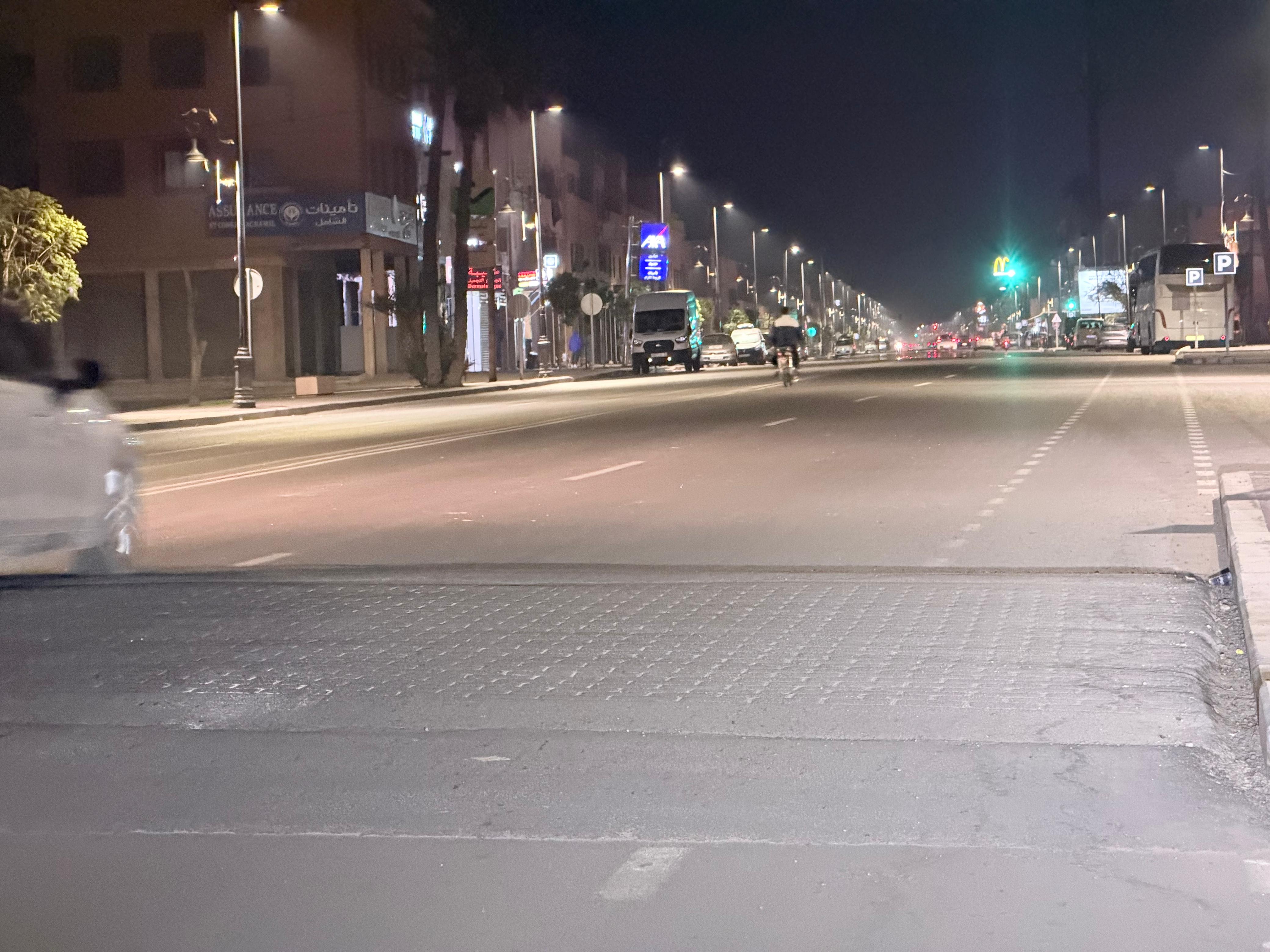 مخفضات سرعة بلا تشوير… والنتيجة مفاجآت يومية للسائقين