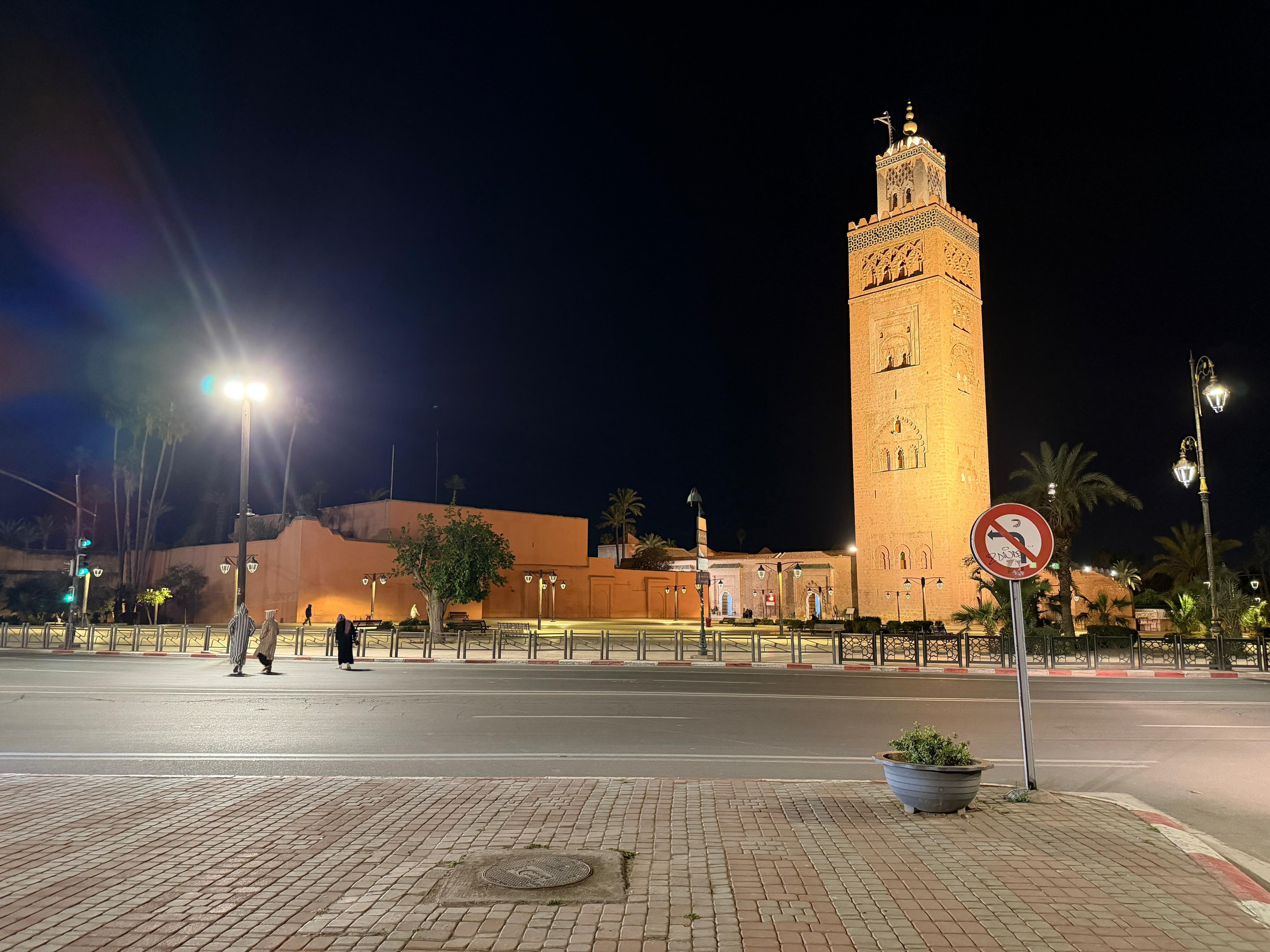 هجرة الأئمة: لماذا غادرت 'الحناجر الذهبية' جامع الكتبية نحو مساجد احياء اخرى؟
