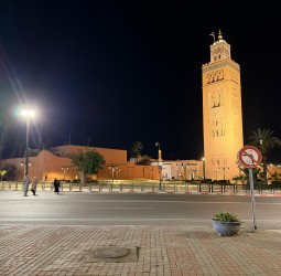 هجرة الأئمة: لماذا غادرت 'الحناجر الذهبية' جامع الكتبية نحو مساجد احياء اخرى؟