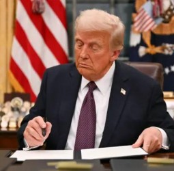 أوراق نقدية تحمل توقيع الرئيس ترامب خلال الاحتفال بمرور 250 عاما على استقلال البلاد