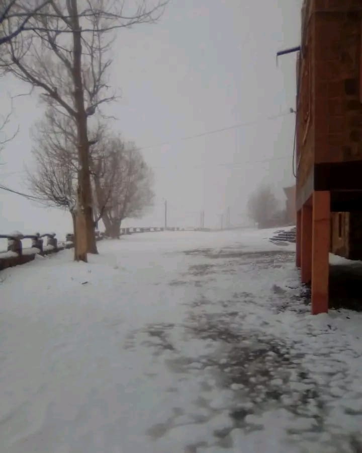 ثلوج "مارس" تكسو أوكايمدن بالبياض وتنعش آمال السياحة والفلاحة بإقليم الحوز