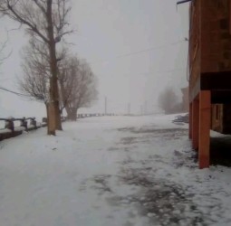 ثلوج "مارس" تكسو أوكايمدن بالبياض وتنعش آمال السياحة والفلاحة بإقليم الحوز