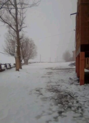 ثلوج "مارس" تكسو أوكايمدن بالبياض وتنعش آمال السياحة والفلاحة بإقليم الحوز