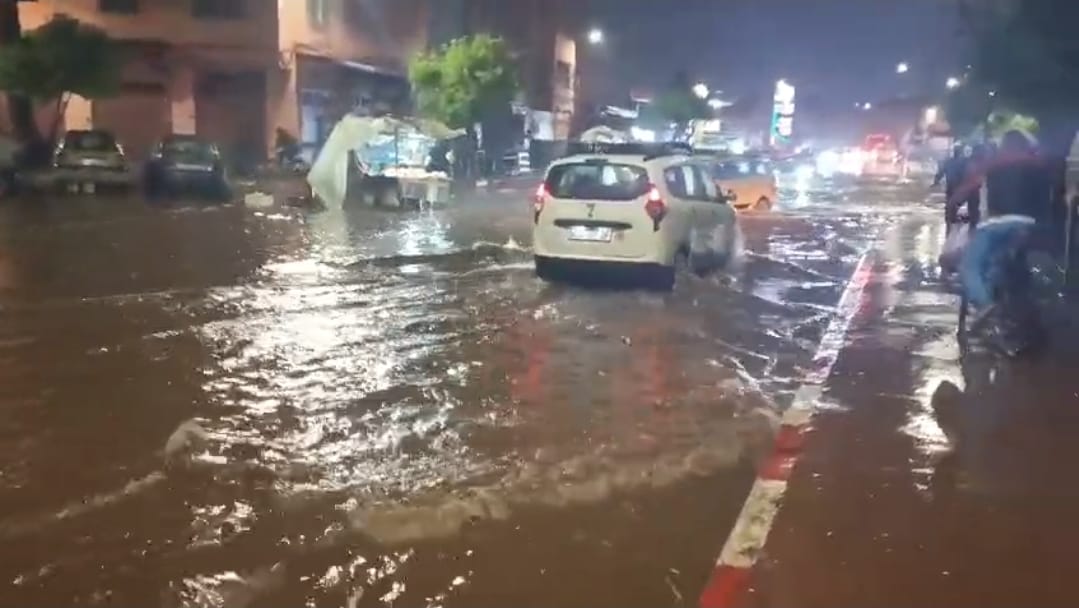 عندما تمطر في مراكش… لا يعلو منسوب المياه فقط بل يرتفع منسوب الأسئلة التي لا تجد جواباً