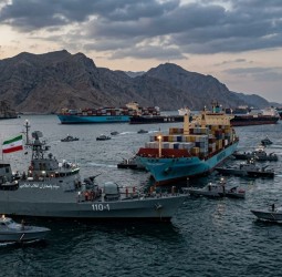 إيران تُصعّد في مضيق هرمز: منع 3 سفن من العبور وتهديد بفرض "حظر شامل"