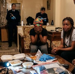 تفكيك شبكة للدعارة الرقمية: استدراج عبر التطبيقات ومداهمة أمنية في رمضان