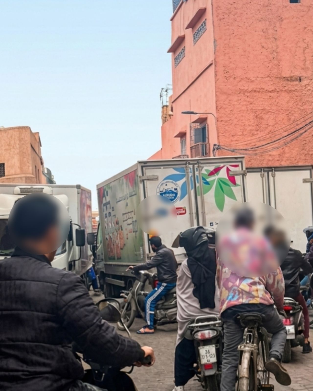 الاختناق المروري في المدينة العتيقة بمراكش: بين ضرورات التموين ومعاناة الساكنة