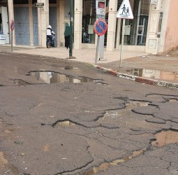 حفر منتشرة في مدخل سوكوما تثير استياء الساكنة