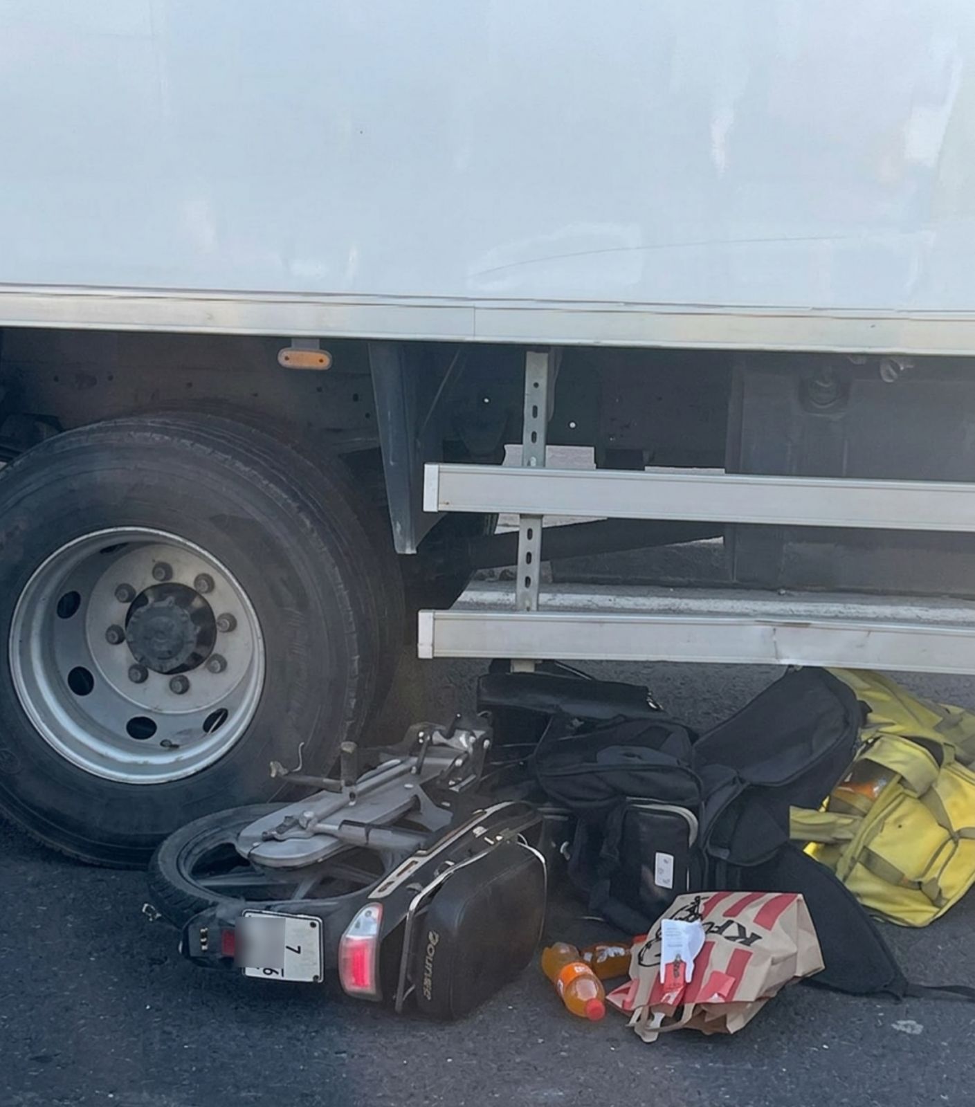 فاجعة قبيل إفطار ليلة القدر.. وفاة شاب توصيل في حادثة سير مؤلمة