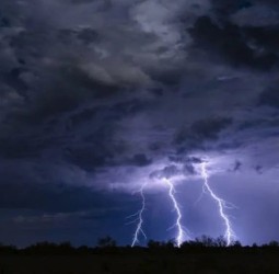 نشرة إنذارية: زخات رعدية قوية وتساقط للبرد يهمان عدداً من عمالات وأقاليم المملكة