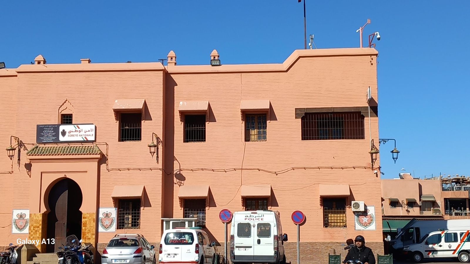 أمن مراكش يوقف شخصين بساحة جامع الفنا بتهمة التحرش واستدراج قاصر