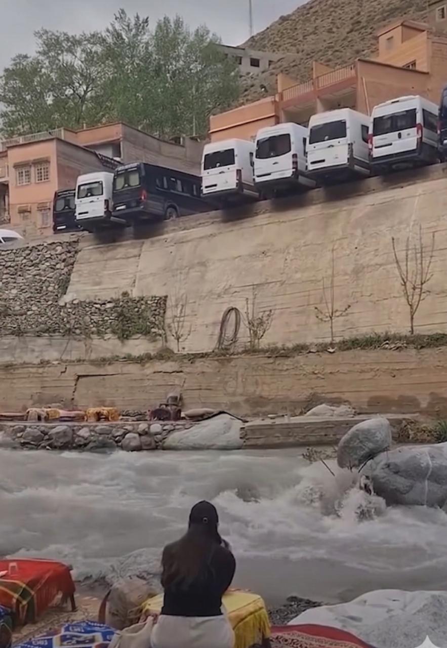 ستي فاطمة: حافلات سياحية تتحدى الجاذبية في غياب تام لتدابير السلامة