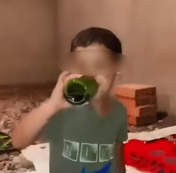توقيف مشتبه فيه بـ"إجبار" قاصر على تعاطي مواد كحولية في مشهد صادم