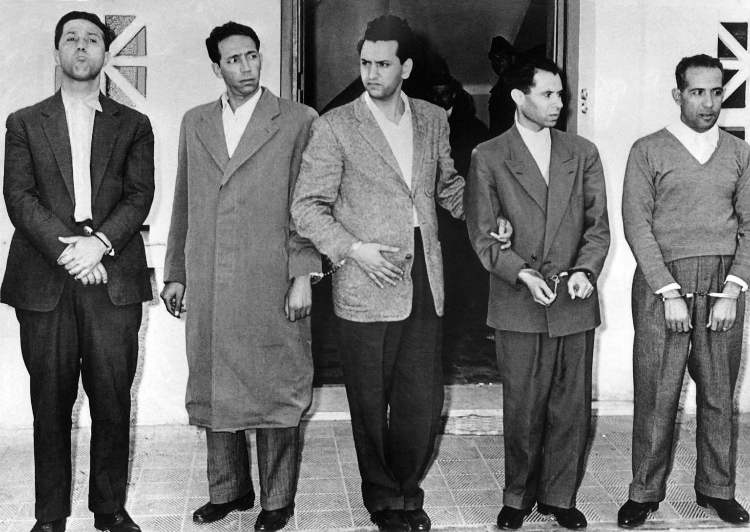 من 22 أكتوبر 1956 إلى اليوم.. المغرب ساند ثورة الجزائر وجنرالاتها يردّون الجميل بالعداء للمملكة الشريفة