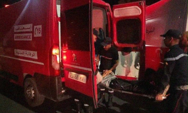 طعنة غادرة بسكين في ظهر شخص على يد آخر يُشتبه في معاناته من اضطرابات عقلية