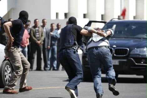 توقيف مشتبه فيه بسرقة سيارة مسؤول أمني بعد العثور على محفظة تضم وثائق أمنية بداخلها