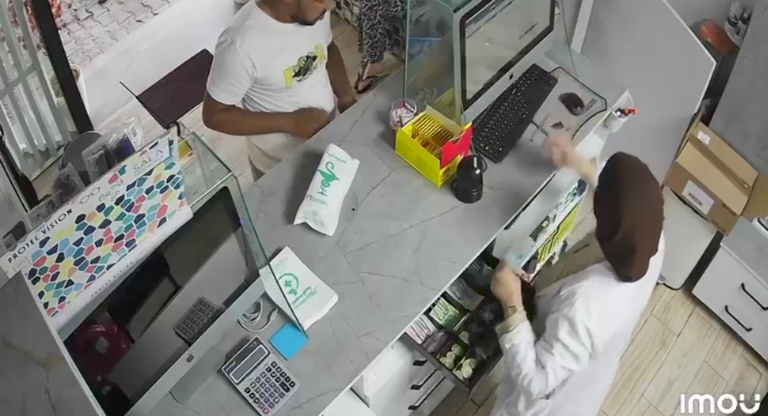 الحوز.. «السماوي» والاحتيال داخل صيدلية يوثقه تسجيل كاميرات المراقبة