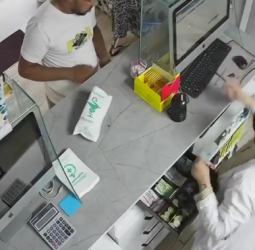 الحوز.. «السماوي» والاحتيال داخل صيدلية يوثقه تسجيل كاميرات المراقبة