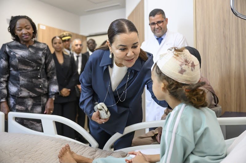 الأميرة للا أسماء تستقبل أطفالاً مغاربة وبنميين استفادوا من زراعة القوقعة بالرباط