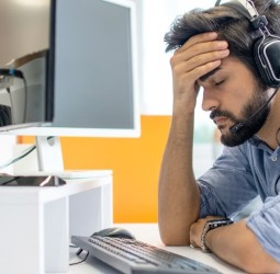 وفاة مستخدم بمركز للنداء بمراكش تفتح ملف الضغط النفسي.. أصوات العاملين تطالب بالالتفات إلى معاناتها