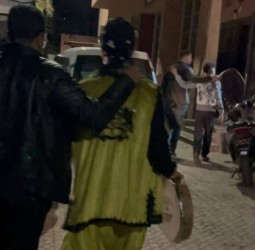 حملة أمنية مباغتة بالمنطقة الامنية الأولى بجليز تسفر عن توقيف عدد من المتورطين في قضايا مختلفة