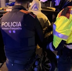 الشرطة الإسبانية توقف 128 شخصا في برشلونة على خلفية أعمال نهب وتخريب