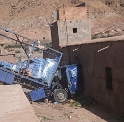 انقلاب شاحنة واصطدامها بمنزل يستنفر السلطات بجماعة توندوت
