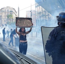 فرنسا.. توقيف 1435 شخصاً خلال احتجاجات معيشية وسط تصاعد المواجهات مع الشرطة