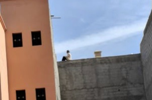 امرأة تهدد بإلقاء نفسها من سطح منزل في محاولة انت-حار محتملة