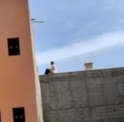امرأة تهدد بإلقاء نفسها من سطح منزل في محاولة انت-حار محتملة