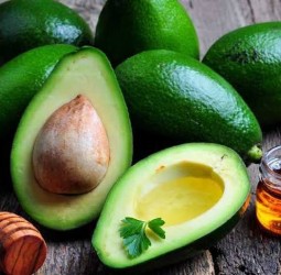 الأفوكادو في قفص الاتهام.. دهون صحية أم موضة غذائية باهظة الثمن؟